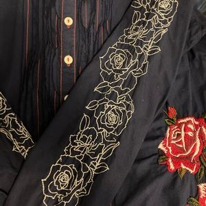 3J Workshop Johnny Was Button Down. Roses and Button Back Detail. Beautiful!